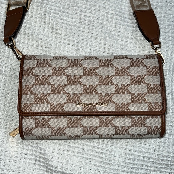 Michael Kors Crossbody Wallet - Picture 3 of 7